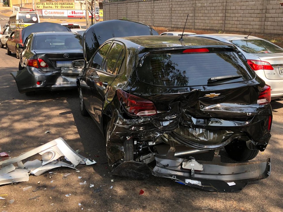 Acidente envolveu três carros na Avenida Joaquim Constantino, em Presidente Prudente — Foto: Murilo Zara/TV Fronteira