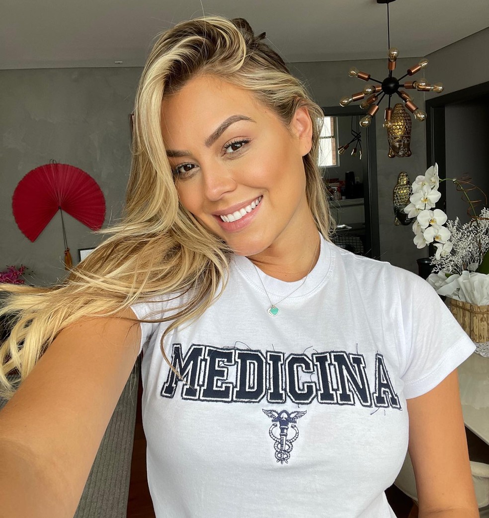 Isabella Cecchi já está na metade do curso de Medicina — Foto: Reprodução Instagram
