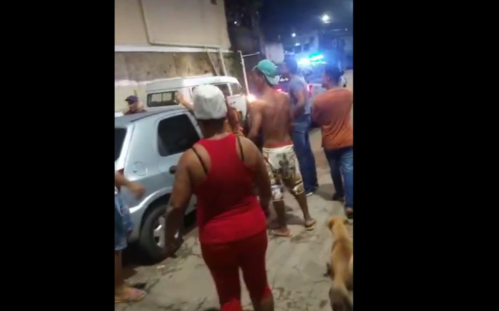 População tenta conter conter ação da PM que prendeu suspeito de tráfico em Boa Vista de São Caetano — Foto: Divulgação/Polícia Militar
