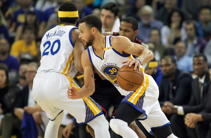 Warriors reagem no fim, batem Rockets e cravam 10ª vitória seguida