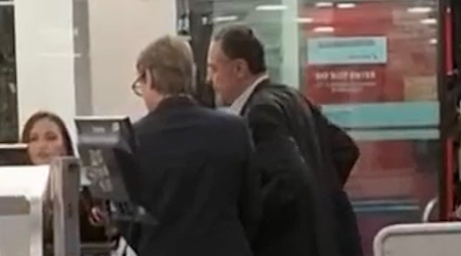 Luís Roberto Barroso sendo hostilizado em aeroporto em Miami