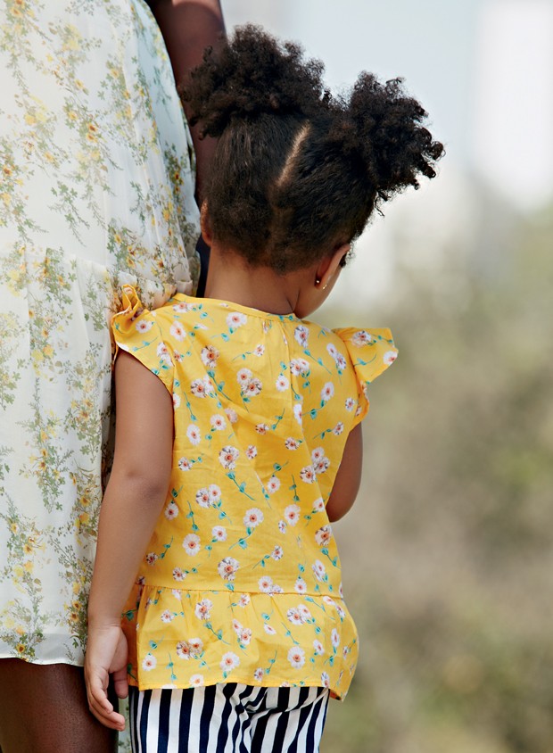Sua filha se esconde atrás de você quando falam com ela? (Foto: Editora Globo / Raquel Espírito Santo)