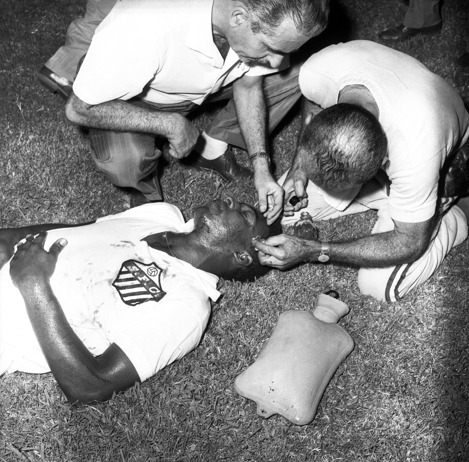 Pelé é atendido após sofrer um corte no supercílio, num choque com Fontoura, no empate entre Vasco 2 x 2 Santos, pelo Torneio Rio-São Paulo, no MaracanãAgência O Globo - 16/02/1963