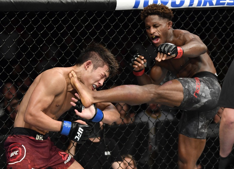 Hakeem Dawodu (dir.) acerta chute alto em Yoshinori Horie no UFC 240 â?? Foto: Jeff Bottari/Getty Images