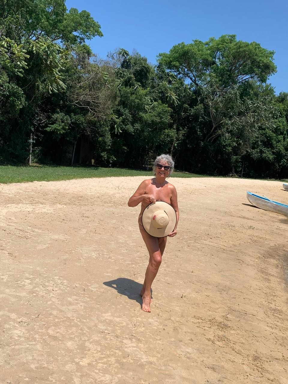 Glacy Moraes Machado tem 70 anos e é praticante de nudismo e sócia de um clube naturista (Foto: Arquivo pessoal)