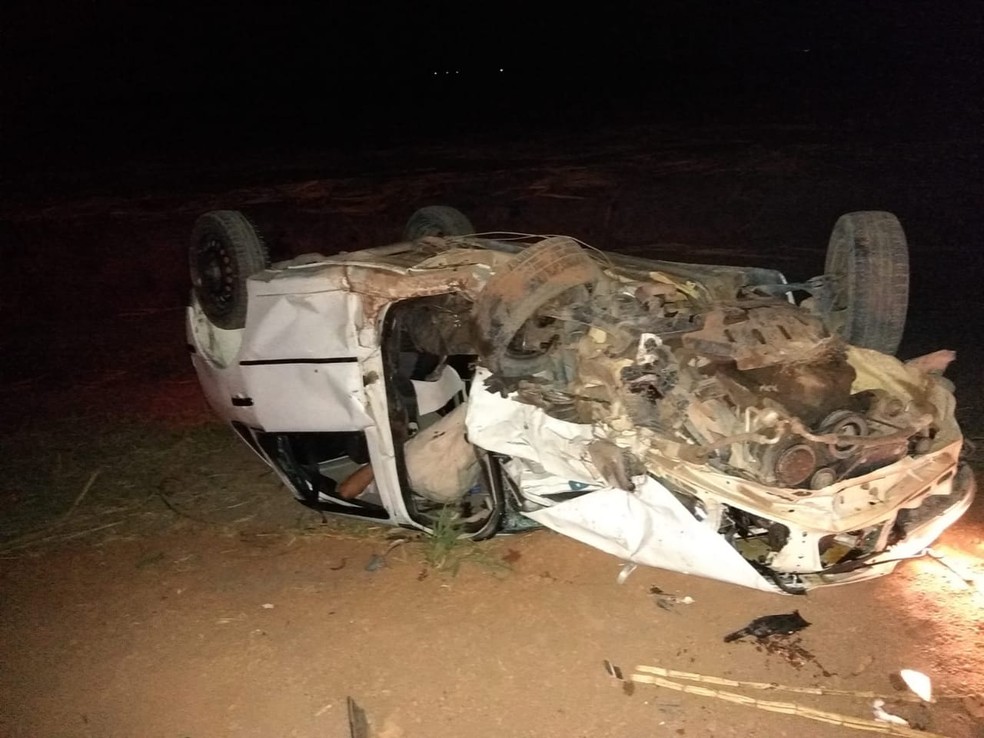 Motorista capotou o carro na AL220, ficou preso às ferragens e não resistiu os ferimentos  — Foto: Ascom/BPTran