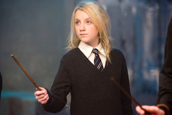 A atriz Evanna Lynch em cena de um dos filmes da franquia Harry Potter (Foto: Reprodução)