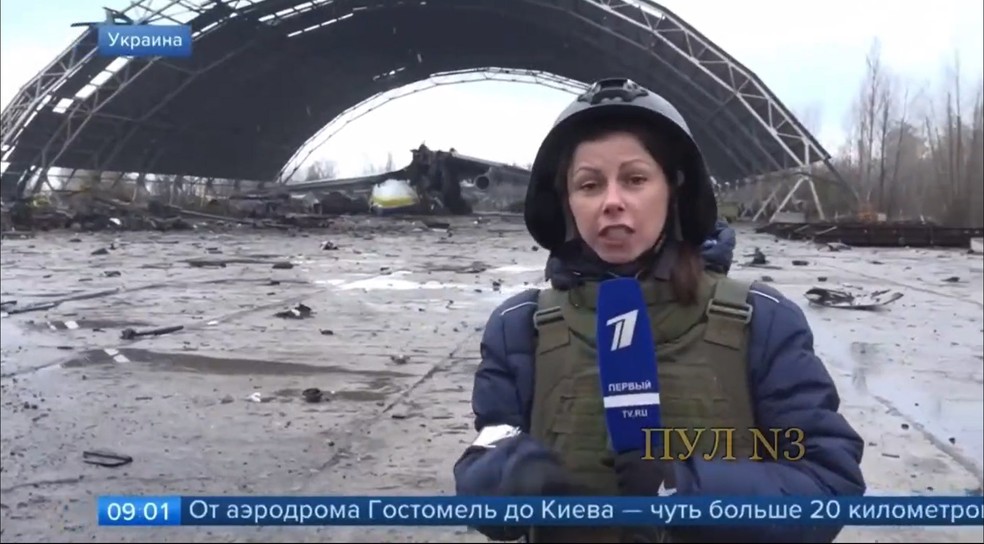 Avião Antonov An-225 Mriya é visto destruído no aeroporto Hostomel, perto de Kiev, na Ucrânia. Aeronave era o maior avião do mundo — Foto: Reprodução/TV Estatal Russa