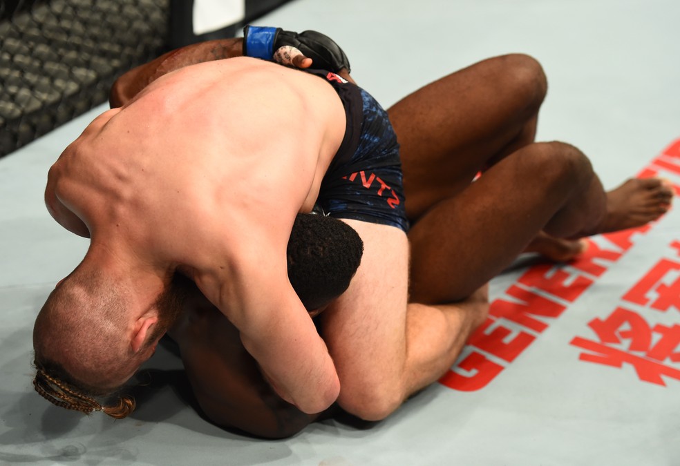 Nik Lentz encaixa a guilhotina e finaliza Will Brooks no card preliminar do UFC Sydney (Foto: Getty Images)