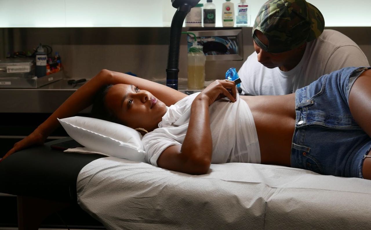 Lais Riberio fazendo a tatuagem em homenagem ao filho (Foto: Divulgação)