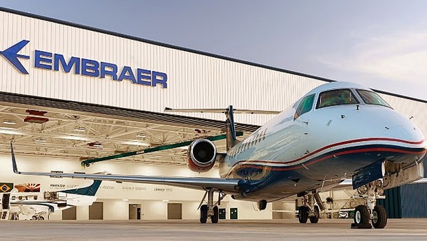 Fábrica da Embraer, em São José dos Campos, no interior de São Paulo. A empresa está entre os maiores fabricantes de jatos (Foto: Reprodução/Facebook)