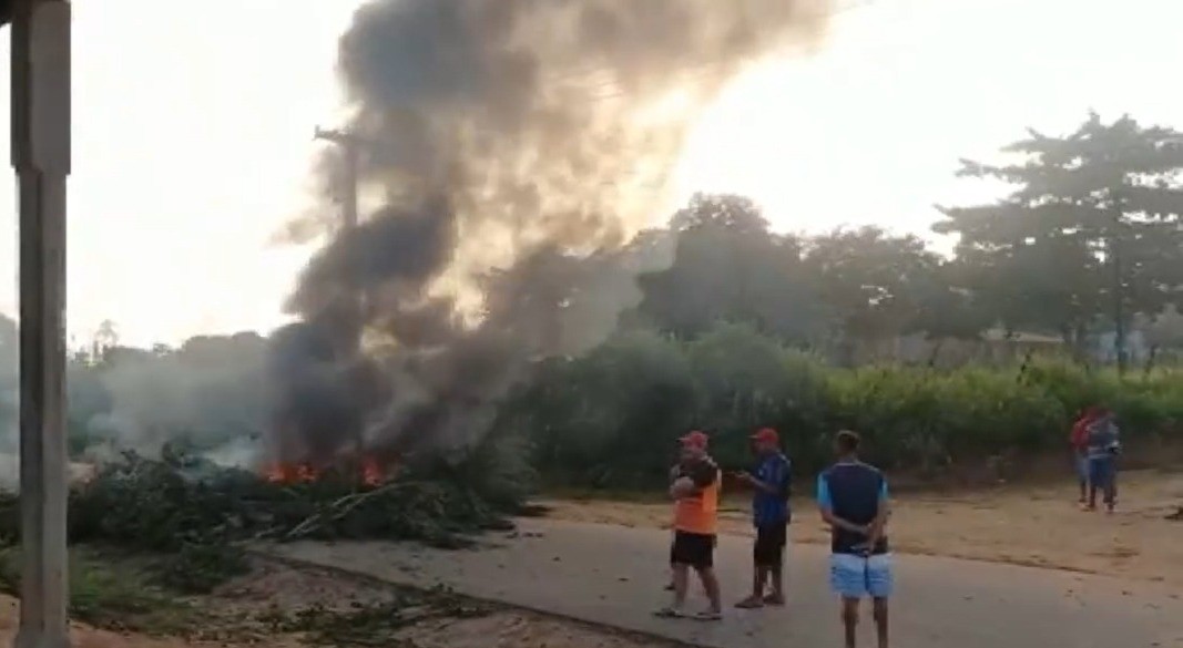 Moradores de Coração de Maria protestam na BA-084 por melhorias na rodovia