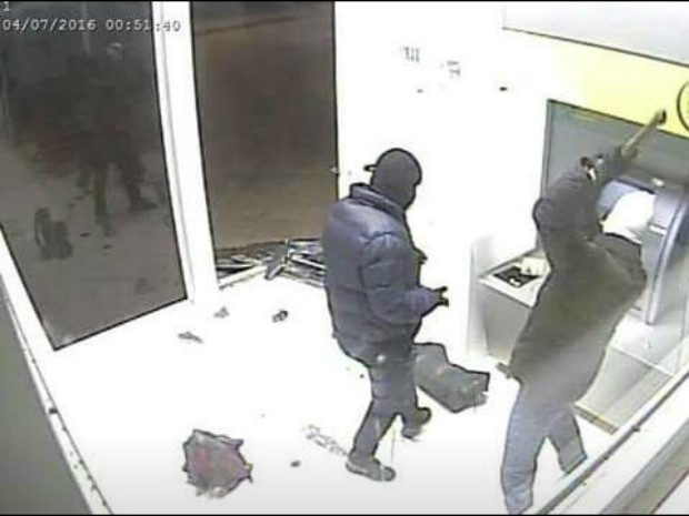 Criminosos explodem caixa eletrônico de agência do Sicredi em Vale Verde, no RS (Foto: Divulgação/BM)