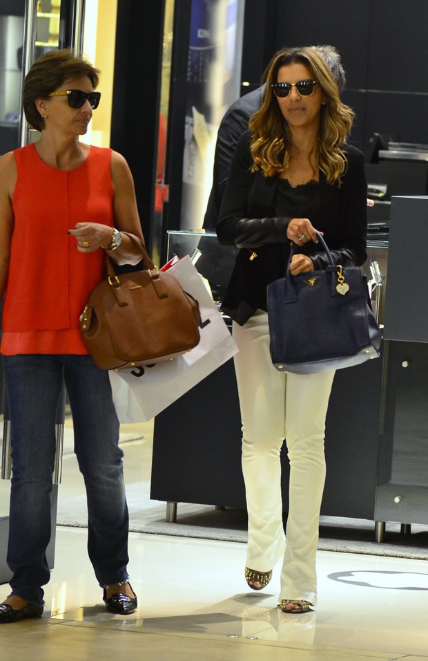 Mariana Rios faz compras com a mãe, Adriana (Foto: Henrique Oliveira/AgNews)