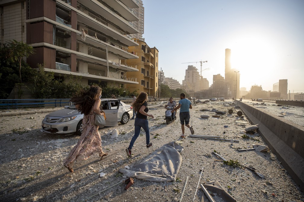 Pessoas pelas ruas depois de explosão em Beirute, Líbano — Foto: Hassan Ammar/AP