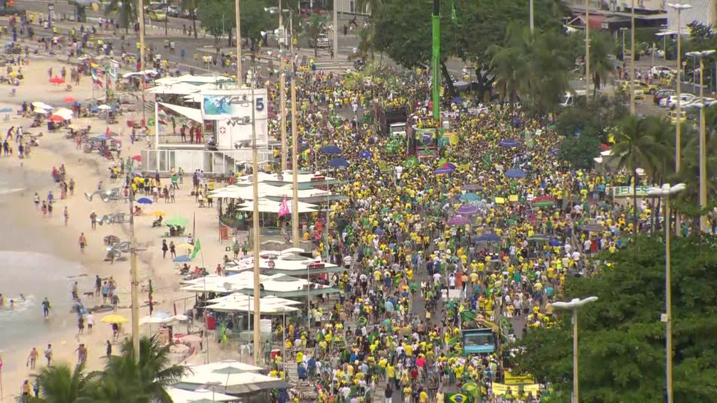 Concentração de manifestantes foi no Posto 5, em Copacabana, neste domingo (26), às 12h — Foto: Reprodução/GloboNews