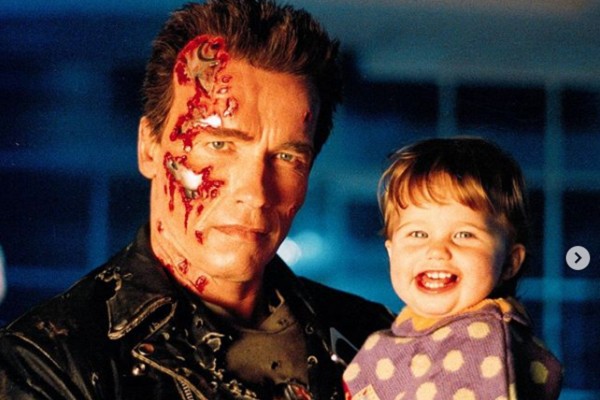 Arnold Schwarzenegger com a filha, Katherine, no set de 'O Exterminador Do Futuro 2 - O Julgamento Final' (1991) (Foto: Instagram)