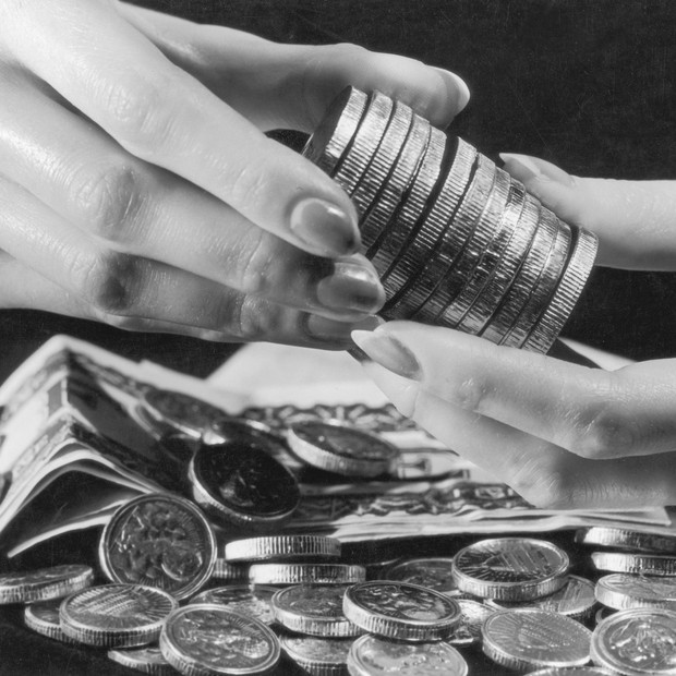 Circa 1940, A stack of coins and a small pile of bank notes. (Photo by FPG/Getty Images) (Foto:  )