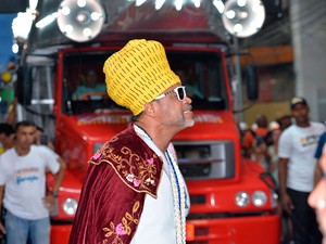 Cantor Carlinhos Brown abre as apresentações do carnaval de Salvador (Foto: Elias Dantas/Ag. Haack)