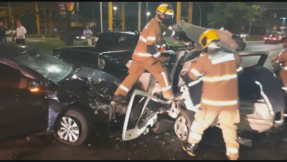 Motorista do Virtus atingiu dois carros que estavam parados no semáforo, na Avenida Hélio Prates, no DF — Foto: Corpo de Bombeiros  / Reprodução