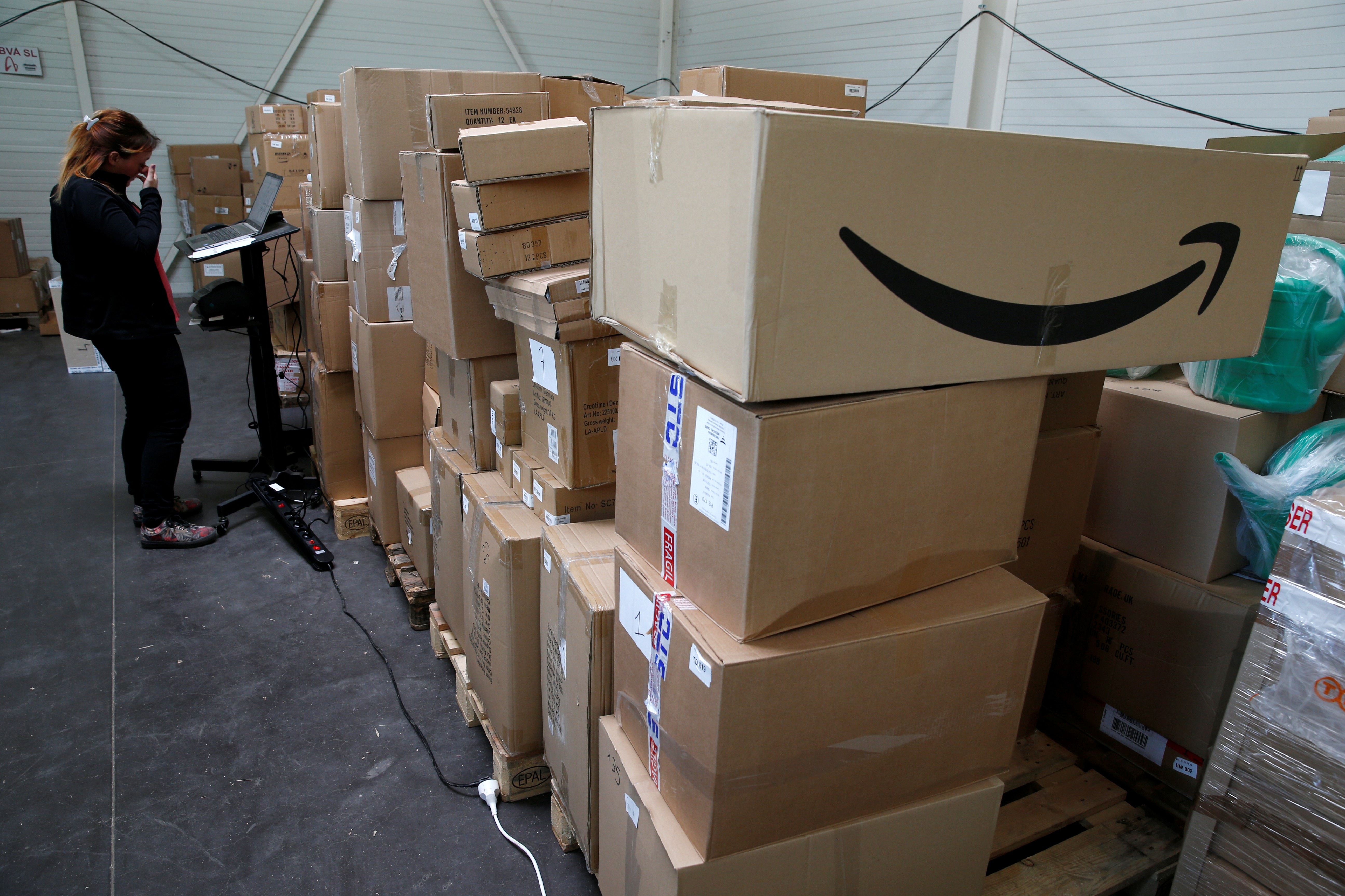 Amazon registra alta nas vendas do 1° trimestre e prevê despesa adicional de US$4 bi por causa do coronavírus thumbnail