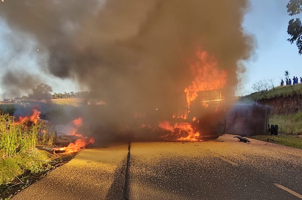 Acidente ocorreu por volta das 16h50, no sudoeste do Paraná — Foto: Altair Melo/Pato Alerta