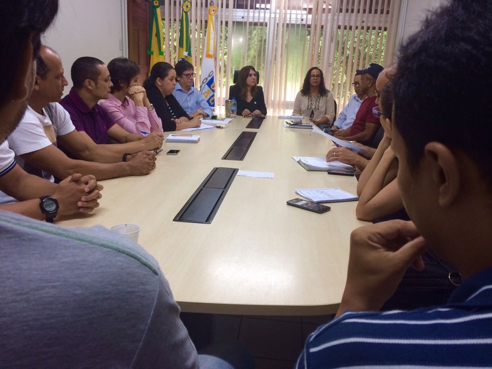 Trabalhadores se reuniram com a reitoria da universidade na manhã desta segunda (20) (Foto: Nattércia Damasceno/G1)
