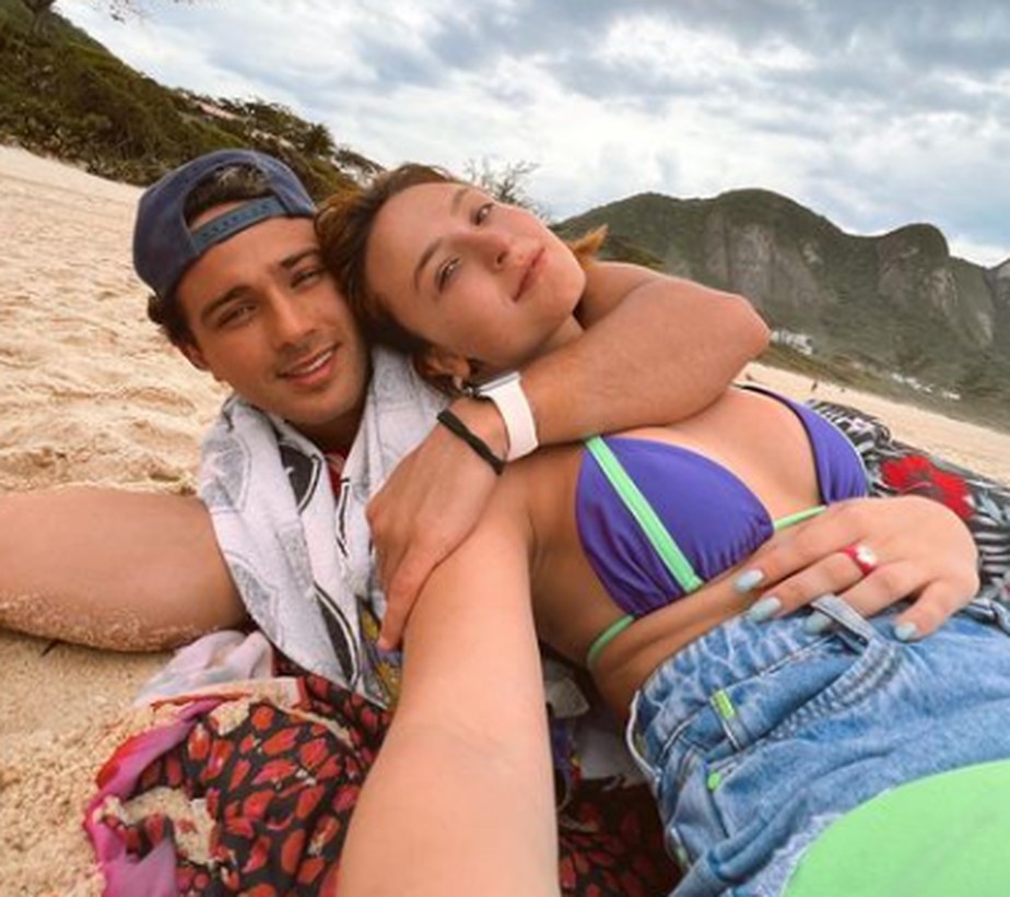 Larissa Manoela curte dia de praia em Niterói com o namorado, André Luiz Frambach