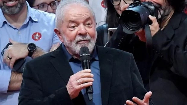 Lula tem tentado se aproximar de eleitores evangélicos, se reunindo com pastores e participando de live com fiéis (Foto: REUTERS/WASHINGTON ALVES via BBC)