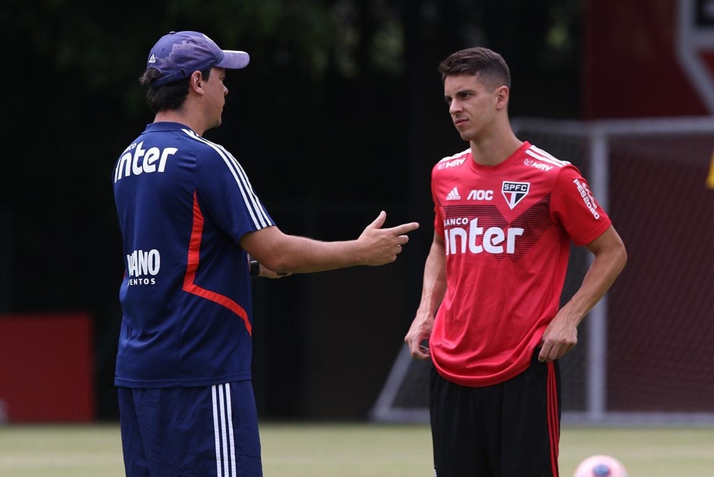Shaylon conversa com Fernando Diniz em treino do São Paulo — Foto: Rubens Chiri / saopaulofc.net