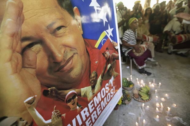 Cartaz do presidente venezuelano Hugo Chávez em santería cubana em Havana neste domingo (13) (Foto: Reuters)