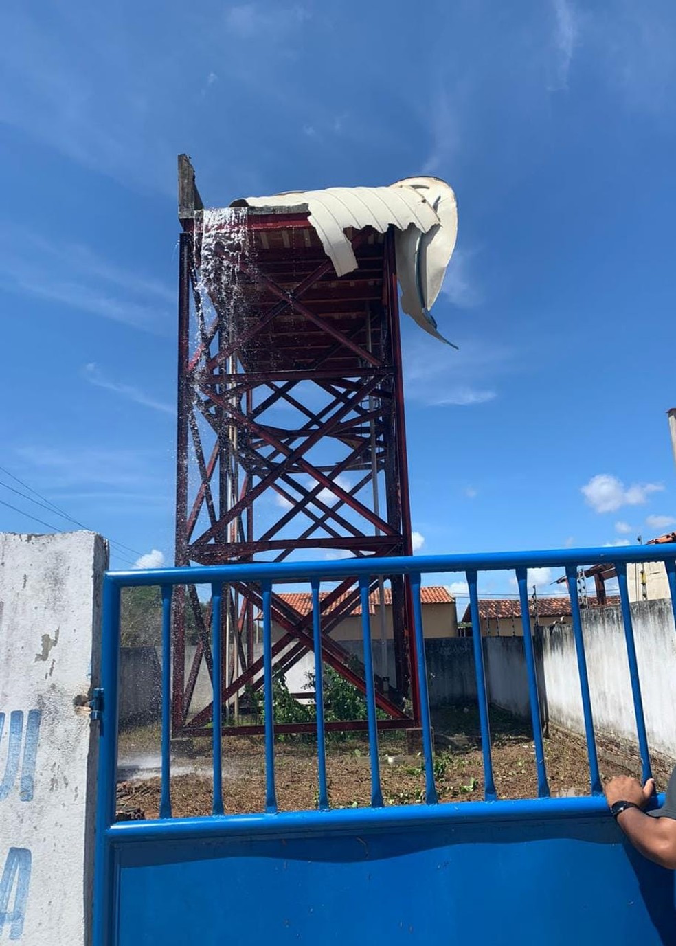 Caixa d'água de 20 mil litros estourou e deixou moradores sem água em diversos horários do dia  — Foto: Cedida 