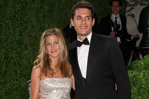 Jennifer Aniston parece não envelhecer e já conquistou vários galãs de Hollywood. Entre eles, o cantor John Mayer, oito anos mais novo do que ela, com quem namorou em 2009. (Foto: Getty Images)