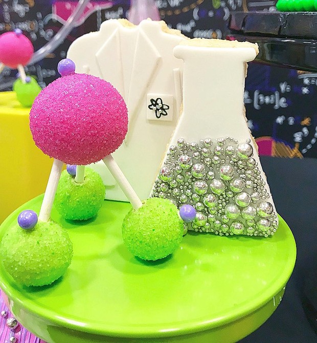 Cake pops unidos em forma de moléculas (Foto: Reprodução / Instagram @DesignPlanPlay)