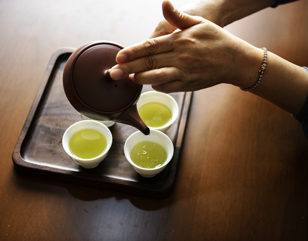 Beber chá verde ao menos três vezes por semana reduz em 20% os riscos de doença cardíaca e acidente vascular cerebral. — Foto: Divulgação