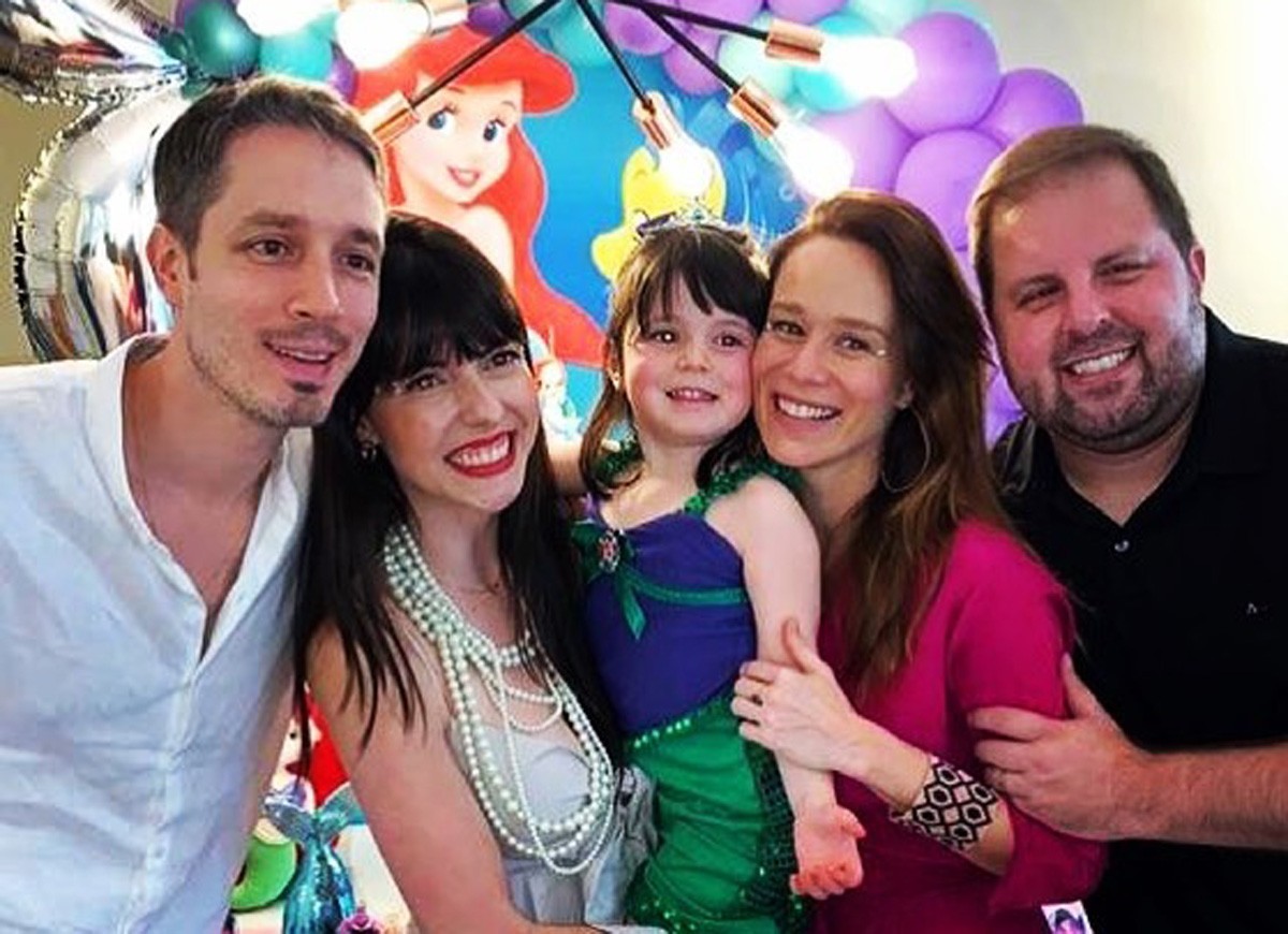 Da esquerda para a direita, Rafael, Juliana com a sobrinha de Mariana Ximenes no colo e Dani (Foto: Reprodução/Instagram)