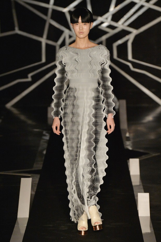 PARIS, FRANCE - JANUARY 23:  A model walks the runway at the Iris Van Herpen Spring Summer 2017 fashion show during Paris Haute Couture Fashion Week on January 23, 2017 in Paris, France.  (Photo by Catwalking/Getty Images) (Foto: Getty Images)
