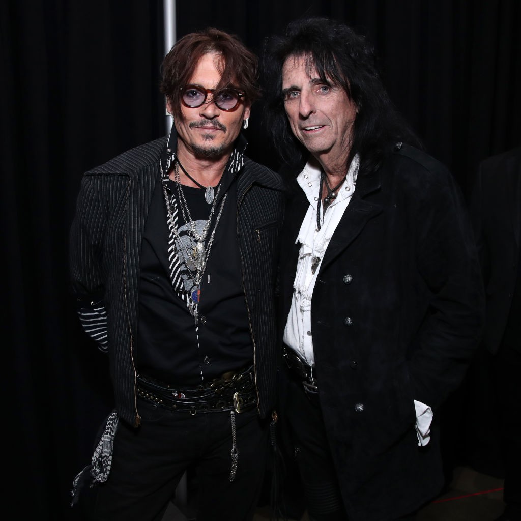 LOS ANGELES, CALIFORNIA - JANUARY 24: (EDITORS NOTE: Retransmission with alternate crop.) (L-R) Johnny Depp and Alice Cooper attend MusiCares Person of the Year honoring Aerosmith at West Hall at Los Angeles Convention Center on January 24, 2020 in Los An (Foto: Getty Images for The Recording A)