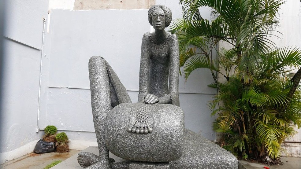 Escultura 'Mulher Rendeira', do pernambucano Corbiniano Lins, exposta em Fortaleza. — Foto: Kid Junior/SVM