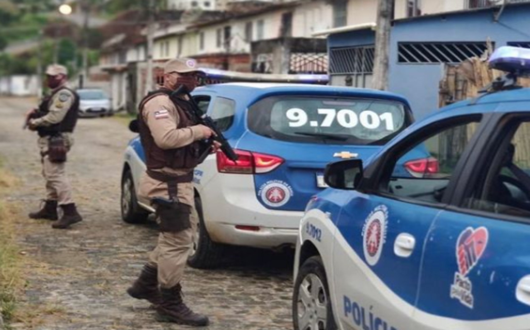 Casal é encontrado morto dentro de casa no sul da Bahia; vizinho que fez ameaças durante briga é suspeito do crime 