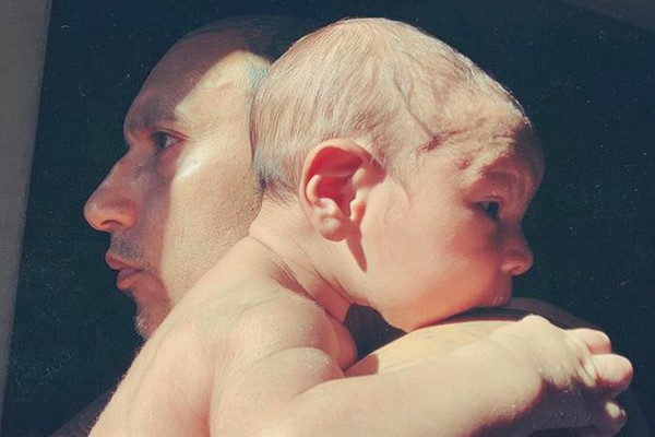 O músico Rafael Reyes com o filho dele com a tatuadora Kat Von D (Foto: Instagram)