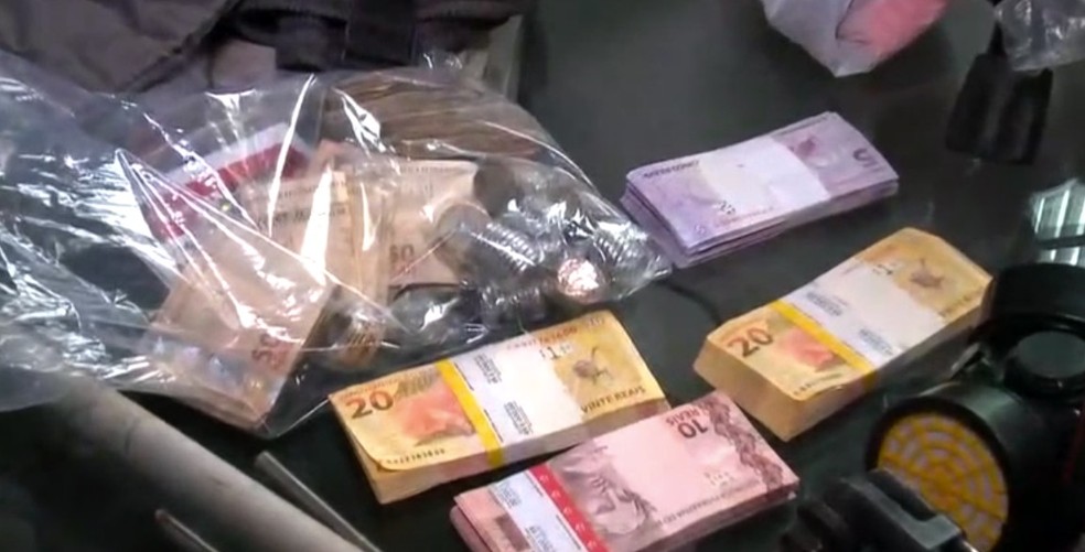 Dinheiro encontrado com suspeito ainda trazia os lacres dos bancos. (Foto: Reprodução/ TV Clube)