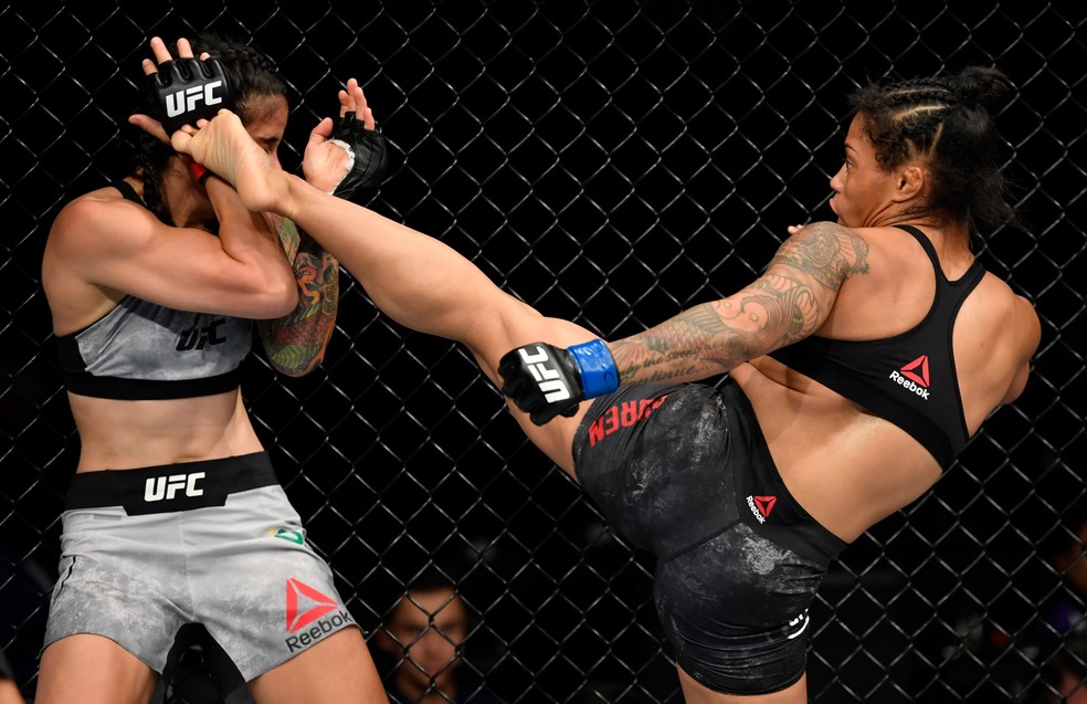 Brianna van Buren acerta um chute alto em Livinha Souza no UFC Sacramento â?? Foto: Getty Images