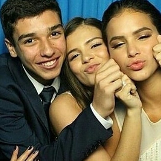 Lucas Amorim, Luana Marquezine e Bruna Marquezine no aniversário de 15 anos da jovem (Foto: Reprodução Instagram)