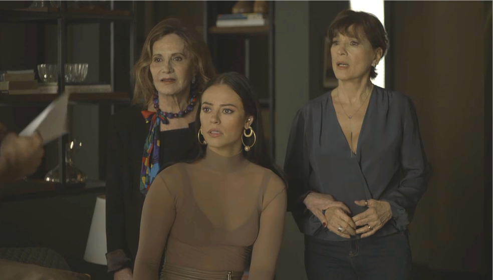 Vivi (Paolla Oliveira), Beatriz (Natália do Vale) e Linda (Rosamaria Murtinho) se surpreendem com descoberta de Agno (Malvino Salvador), em 'A Dona do Pedaço' — Foto: TV Globo
