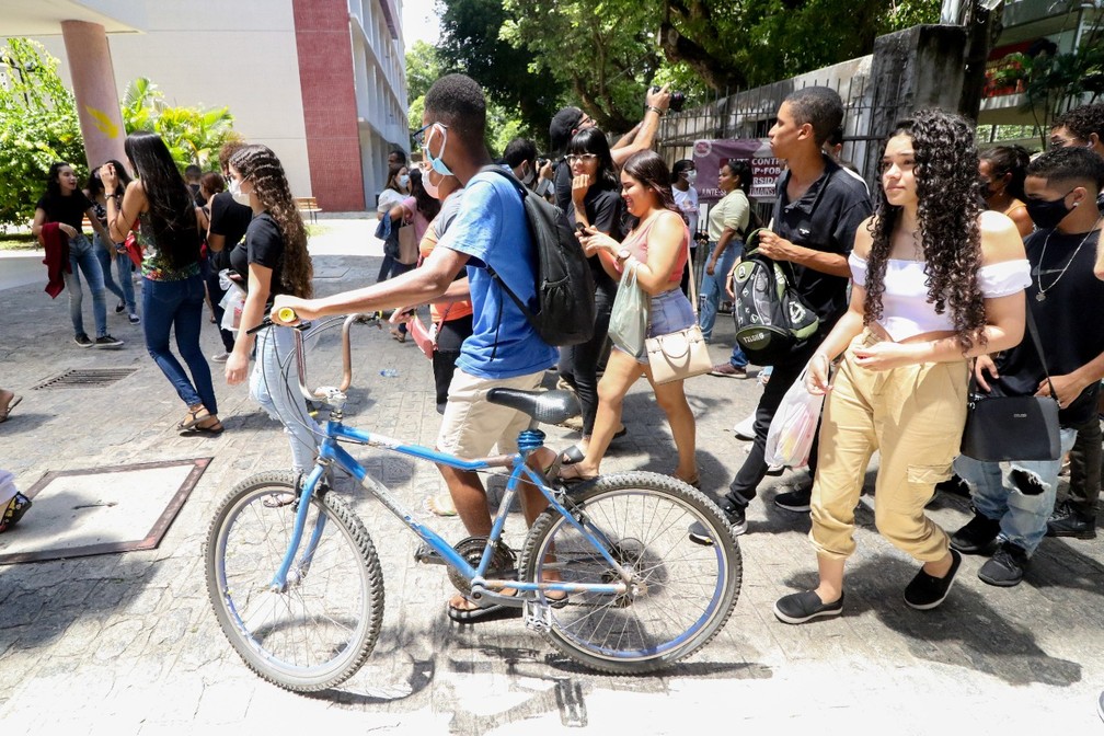 Candidato leva bicicleta para a prova do Enem. no Recife — Foto: Marlon Costa/Pernambuco Press