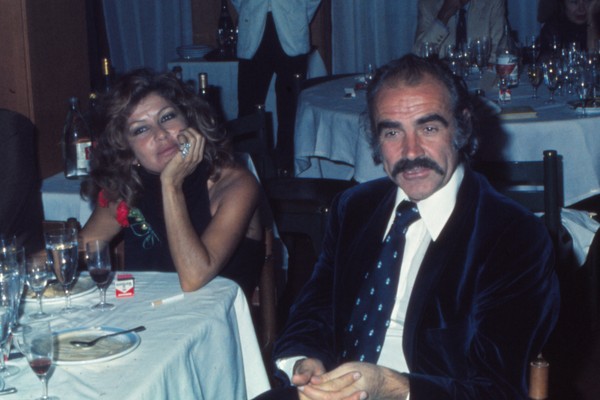 Sean Connery e Micheline Roquebrune em um restaurante em Múrcia, Espanha, em 1973 (Foto: Getty Images)
