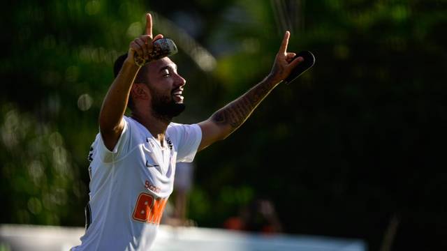Clayson comemora o gol sobre o SÃ£o Bento