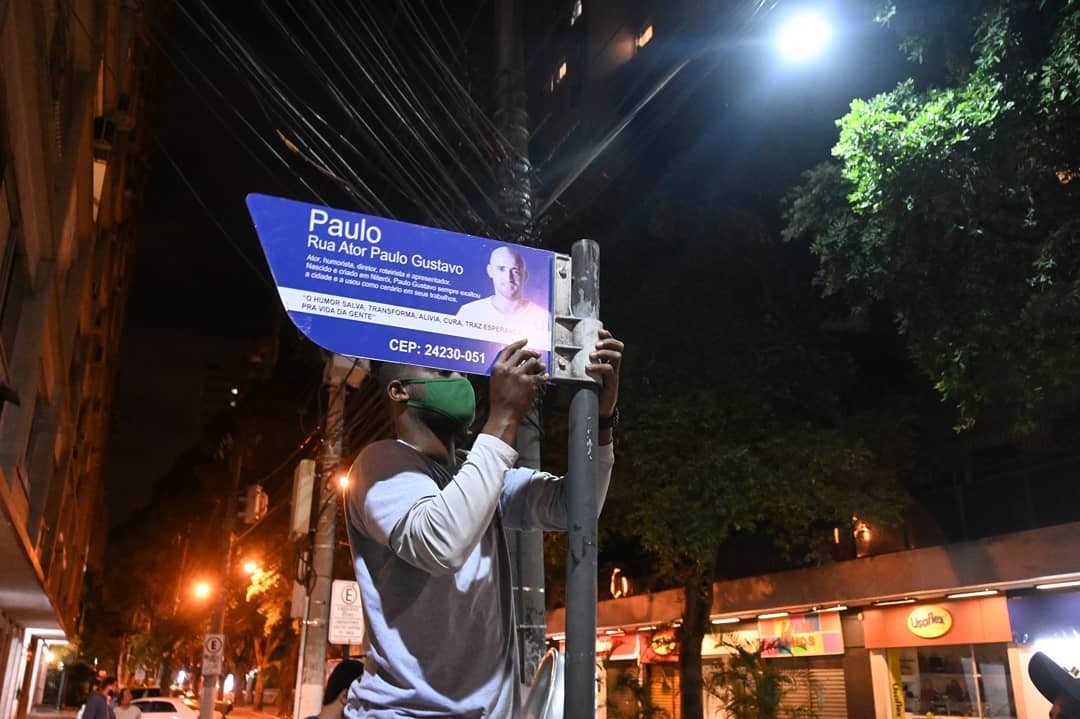 Placa em homenagem ao ator Paulo Gustavo (Foto: Reprodução/Instagram)