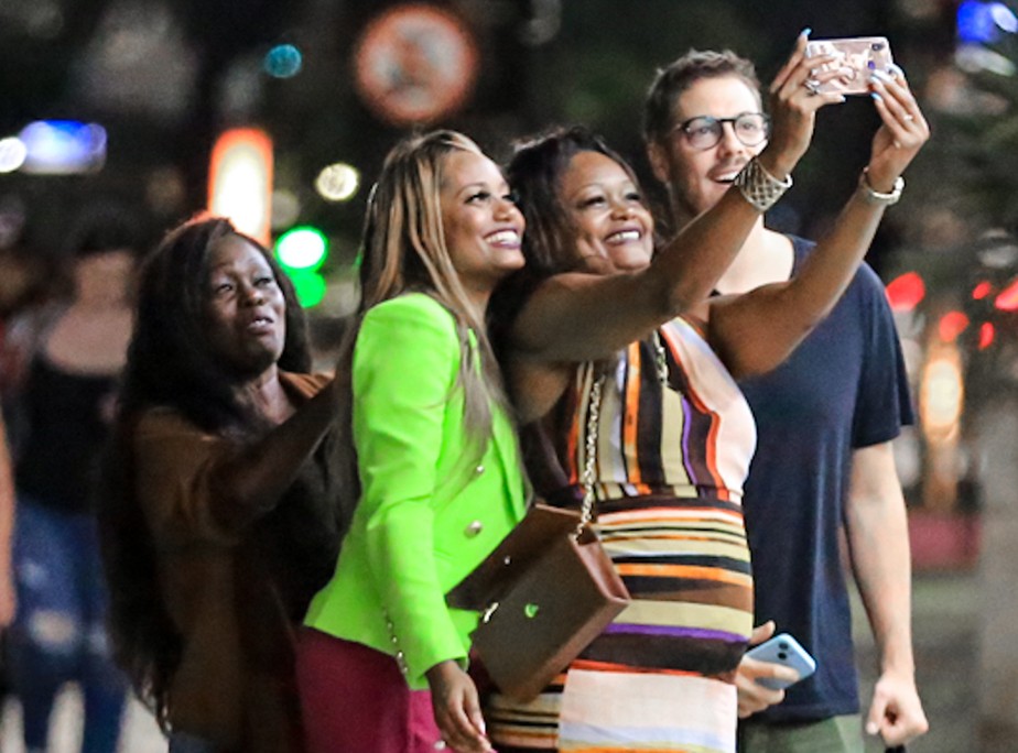 Fabio Porchat posa com fãs durante passeio pelo Rio de Janeiro